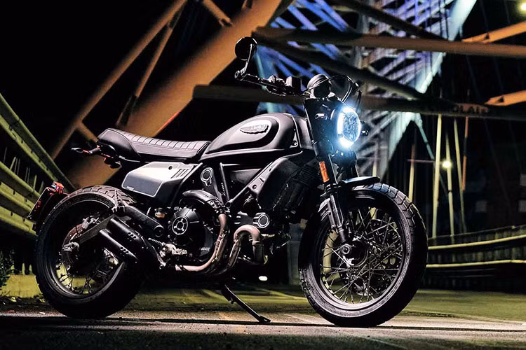 Mới đây, Ducati tại Malaysia vừa chính thức công bố giá bán cũng như ra mắt phiên bản đặc biệt của mẫu xe môtô đa dụng Ducati Scrambler NightShift 2021 mới - phiên bản từng được chính thức giới thiệu tại sự kiện Ducati World Premier 2021 diễn ra vào tháng 11/2020.