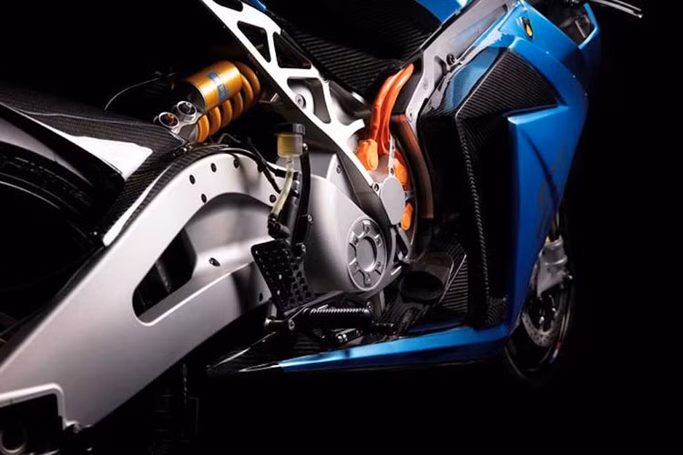 Lightning sẽ bán Strike với 3 phiên bản từ thấp tới cao là Standard, Mid-Range và Carbon Edition. Mọi phiên bản từ thấp tới cao đều có mô-tơ điện AC làm mát bằng chất lỏng với mô-men xoắn "khủng" 244Nm đạt được ngay sau khi người lái vặn ga, nhưng điểm khác biệt giữa chúng nằm ở dung lượng pin và công suất.