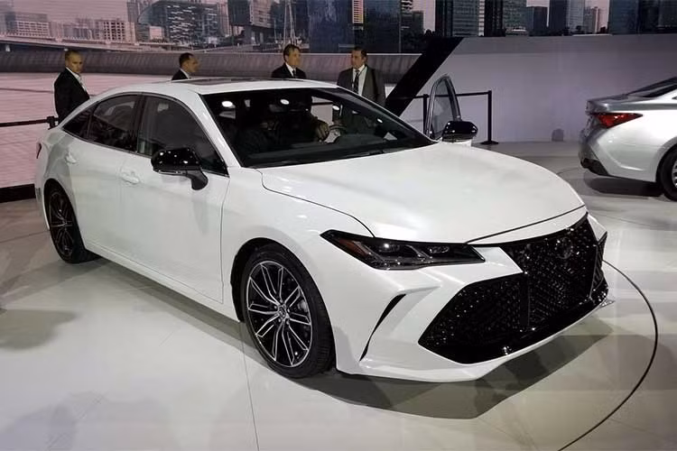Avalon 2019 sẽ được hãng xe hơi Toyota sản xuất và lắp ráp tại nhà máy ở Georgetown, bang Kentucky, Mỹ. Cũng theo Toyota, hãng xe này sẽ bắt đầu nhận đơn đặt hàng cho mẫu sedan Avalon 2019 thế hệ mới tại Mỹ trong năm nay. Tuy nhiên Toyota hiện vẫn chưa công bố thời điểm bán ra chính thức và mức giá của chiếc xe này.