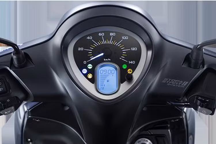 Về trang bị, Yamaha Janus vẫn có đèn pha tròn, bên dưới mặt nạ là dải đèn định vị LED. Đồng hồ của xe là sự kết hợp giữa đồng hồ analog hiển thị vận tốc và màn hình LCD hiển thị thời gian và lượng xăng của xe. Janus mới cũng sở hữu hệ thống ngắt động cơ tạm thời SSS (Stop &amp; Start System) với khả năng tự động tắt máy sau 5 giây và khởi động lại khi người lái vặn ga.