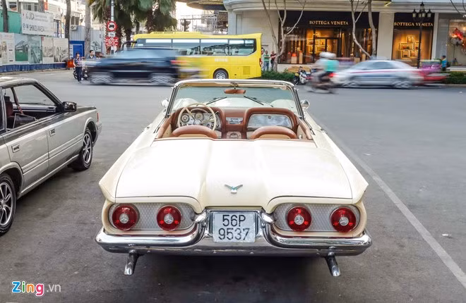Nghiên cứu thị trường chỉ ra rằng doanh số Ford bị hạn chế bởi cấu trúc hai chỗ ngồi, khiến nó không phù hợp với cả gia đình. Ngay lập tức, vị giám đốc cho tăng thêm hai chỗ ngồi trên băng ghế sau.
