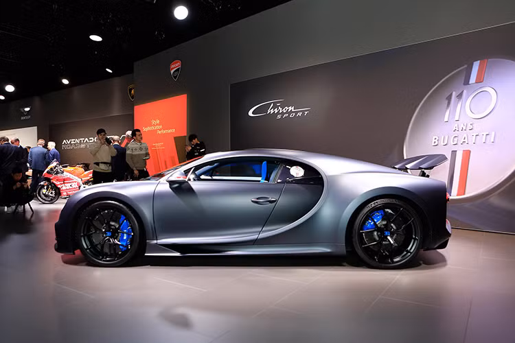 Nghe có vẻ khá hời cho những ai muốn mua Chiron Sport 110 Ans Edition nhưng chưa biết làm cách nào để nằm trong top 20 người được lựa chọn sở hữu mẫu xe siêu độc đáo này. Tất nhiên, đại lý ở Đức làm hết các khó khăn và khách hàng chỉ ngồi ở nhà cờ đợi là có xe để sở hữu. Vì thế, giá xe Bugatti Chiron Sport 110 Ans Edition chào bán không hề dễ chịu.