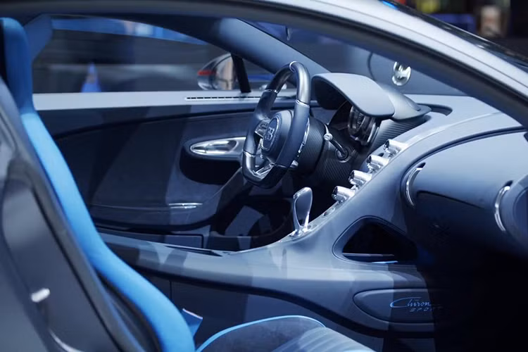 Bên trong khoang lái Bugatti Chiron Sport 110 Ans Edition, nội thất của xe có ghế bọc da màu xanh Deep Blue trang trí thêm da Alcantara và chèn thêm cả sợi carbon. Nhiều điểm nhấn màu đỏ, trắng và xanh cũng là sự thú vị cho "nội y" của Bugatti Chiron Sport 110 Ans Edition.