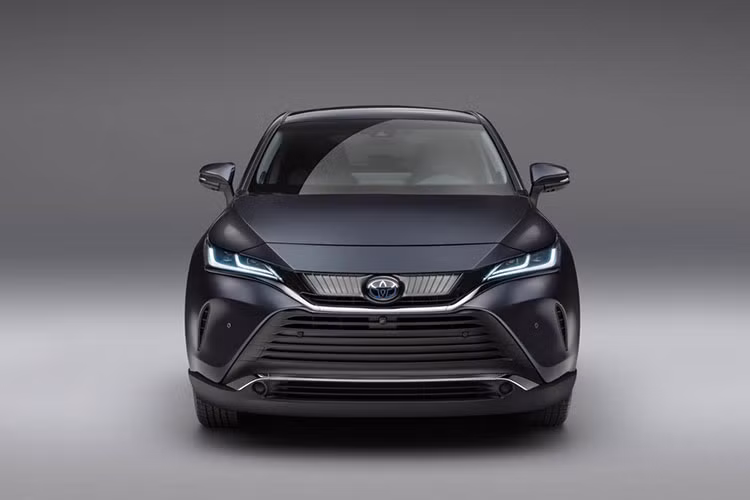Về kích thước, Toyota Venza 2022 tại Trung Quốc sở hữu chiều dài 4.780 mm, chiều rộng 1.855 mm, chiều cao 1.660 mm và chiều dài cơ sở 2.690 mm. So với xe ở Mỹ, mẫu crossover cỡ trung này có chiều dài tăng 40 mm. Qua những hình ảnh rò rỉ, có thể thấy Toyota Venza 2022 dành cho thị trường Trung Quốc có thiết kế thay đổi nhẹ so với xe ở Nhật Bản và Mỹ.