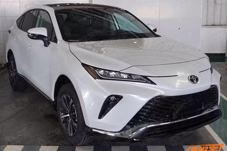 Hiện giá xe Toyota Venza 2022 ở Trung Quốc vẫn chưa được hé lộ nhưng dự kiến sẽ dao động trong khoảng từ 220.000 - 300.000 Nhân dân tệ (tương đương 774 triệu đến 1,05 tỷ đồng). Xe sẽ chính thức trình làng trong triển lãm Ô tô Quảng Châu 2021 diễn ra vào cuối năm nay.