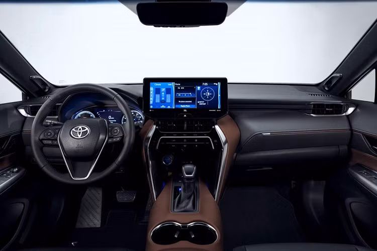 Nhìn chung, thiết kế ngoại thất của Toyota Venza ở Trung Quốc khiến nhiều người liên tưởng đến xe sang Lexus. Đáng tiếc là hiện chưa có hình ảnh của không gian nội thất bên trong mẫu crossover cỡ trung này. Chỉ biết rằng, xe sẽ được trang bị cửa sổ trời toàn cảnh Star Gazing Panoramic Roof. Điểm nhấn của cửa sổ trời này là có thể thay đổi từ trạng thái mờ đục sang trong suốt khi người dùng bấm nút.