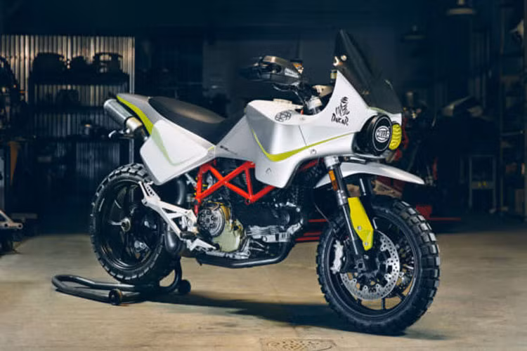 Bản độ của mẫu xe môtô Ducati Hypermotard cực kì ấn tượng này được thợ độ bậc thầy về xe kiêm tay đua giải nghệ - Walt Siegl ấp ủ một dự án đặc biệt, ông được ủy nhiệm bởi một người bạn thân yêu cầu độ lại chiếc xe mà trùng hợp với những gì đã từng có trước đây.