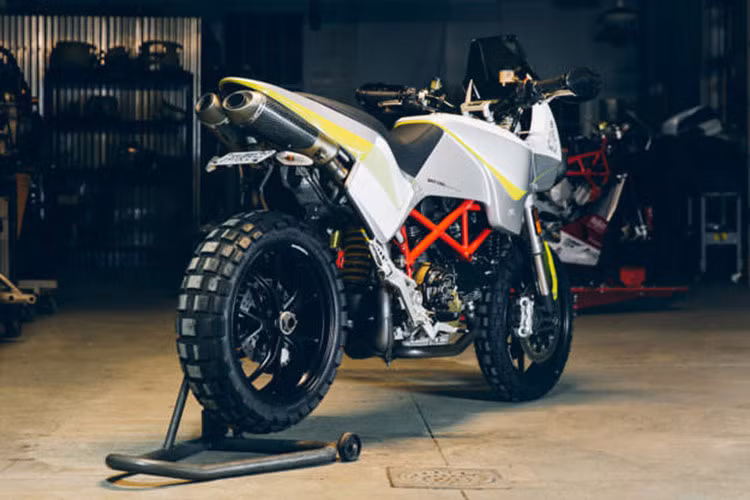 Mang phong cách xe Dakar, nhưng không phải là những chiếc Dakar đời mới, mà phải mang âm hưởng những chiếc Dakar cổ điển. Tuy nhiên, “cổ điển” và “Hypermotard” không phải là những từ có khả năng ăn nhập với nhau. Và những gì tiếp theo Walt làm quả thực vô cùng tài tình.