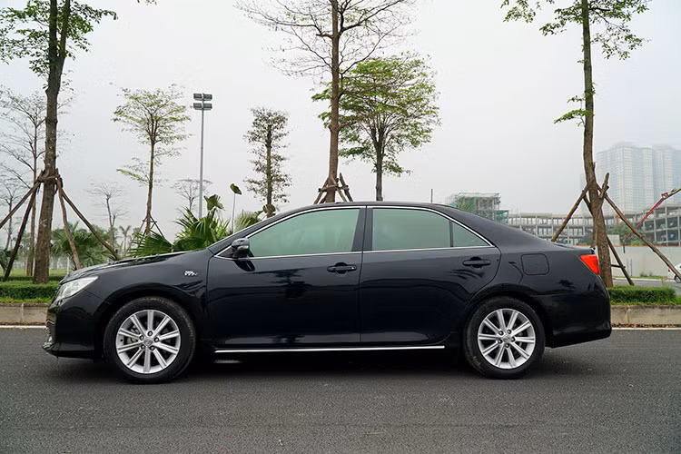 Chiếc xe Toyota Camry đời 2014 sau 7 năm lăn bánh với giá khoảng hơn 600 triệu đồng, gần bằng giá xe mới của một chiếc Hyundai Elantra thế hệ mới. Đối với nhiều người mới chơi thì việc chọn mua xe Toyota Camry cũ vẫn có sức hấp dẫn hơn mua mẫu xe cỡ C mới bởi ưu thế về không gian nội thất, trang bị tiện nghi cũng như giá trị thương hiệu.