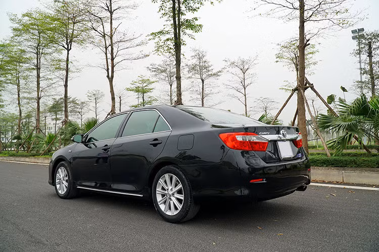 Xe có thể tăng tốc tốt và vọt lên 80 km/h, 100 km/h vẫn dư nhiều ga. Đồng thời Camry 2013/2014 mới cũng cho mức tiêu hao nhiên liệu cực kỳ ấn tượng là 7,8 lít/100km (trên đường hỗn hợp). Mức tiêu thụ này được cho là thấp nhất trong các xe cùng phân khúc tại thời điểm bấy giờ.