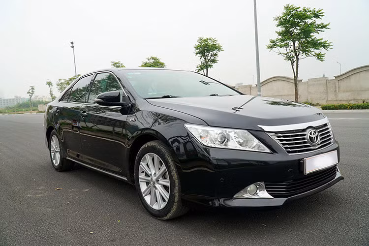 Can canh Toyota Camry 2014 