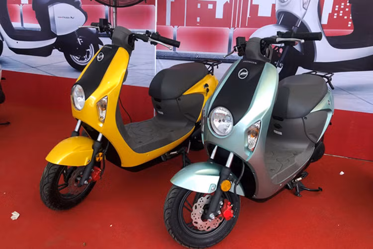 Các mẫu xe được đặt với cái tên Honda V2, Q2 và Q1... Các mẫu xe máy điện này đều sử dụng bình ắc quy chì của Honda có công suất 1.2 kW, tốc độ tối đa đạt 51 km/h. Theo quảng cáo của nhân viên tư vấn, những chiếc xe điện này có khả năng lội nước và tầm hoạt động khoảng 60 km trong điều kiện lý tưởng.