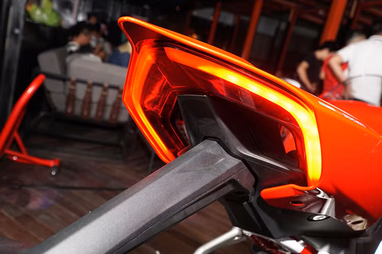 Hàng loạt công nghệ hiện đại trên xe như hệ thống điều khiển lực kéo (DTC EVO), hệ thống ổn định điện tử (DSC), kiểm soát "bốc đầu" (DWC EVO), hỗ trợ "đề pa" (DPL) thế hệ mới, hệ thống hỗ trợ drift khi phanh Ducati Slide Control (DSC), chống bó cứng phanh biến thiên khi ôm cua cho bánh trước, bộ đo và phân tích thông số 6 trục (6-axis Inertial Measurement Unit - 6D IMU),... được trang bị.