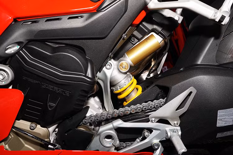 Nhà sản xuất môtô đình đám Ducati cùng các tay đua phát triển hệ thống điều chỉnh chế độ lái, gồm Race (Đua), Sport (Thể thao) và Street (Đường phố). Panigale V4 cũng là mẫu môtô Ducati thương mại đầu tiên sử dụng động cơ V4, được phát triển từ chiếc Desmosedici V4 trong giải đua MotoGP. Động cơ có dung tích 1.103cc, cho công suất 214 mã lực.