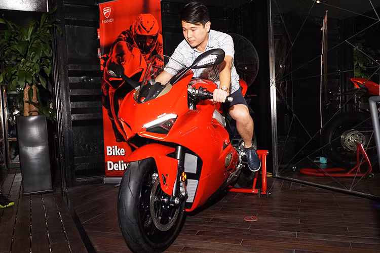 Theo đó, hai mẫu siêu môtô Ducati nhập Thái là Panigale V4 bản tiêu chuẩn có giá 760 triệu đồng, bản S có giá khoảng 960 triệu đồng. Tuy nhiên, chiếc Panigale V4 Speciale nhập nguyên chiếc từ Ý không được công bố giá (do nhiều điều kiện khách quan). Trong ảnh là một khách hàng đầu tiên ở Hà Nội nhận chiếc xe mới này.