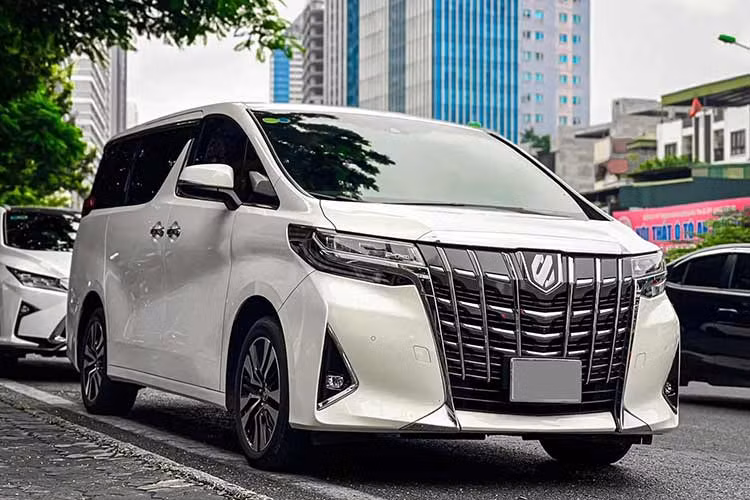 MPV Toyota Alphard hạng sang được giới thiệu lần đầu tiên tại Việt Nam vào năm 2017 và được vì nhứ "chuyên cơ mặt đất" bởi độ sang trọng với mục đích hướng tới phục vụ phân khúc khách hàng cấp cao như các CEO, chủ doanh nghiệp, lãnh đạo tập đoàn lớn hay khách hàng gia đình mong muốn sở hữu một chiếc MPV đẳng cấp, tiện nghi...