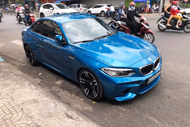 Mới đây trên trang cá nhân của mình, ông chủ công ty nhập khẩu tư nhân tại quận 5, TP HCM đã chia sẻ hình ảnh chiếc xe thể thao BMW M2 hàng hiếm nhanh chóng có chủ mới sau khi "sang tay". Cường Đô la chính là người mua chiếc xe thể thao hiệu suất cao này.