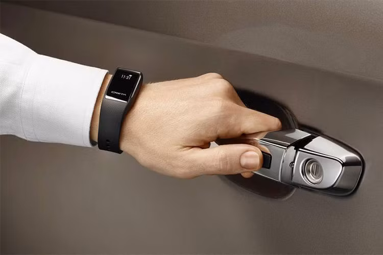Tuy nhiên, điểm nhấn của Hyundai Creta 1 Million Edition chính là vòng tay Hyundai Smart Band. Vòng đeo tay này được tích hợp hệ thống mở cửa không cần chìa khóa. Khi đi tập thể thao và không tiện mang theo chìa khóa, người lái Hyundai Creta 1 Million Edition có thể đeo vòng Smart Band để mở cửa.