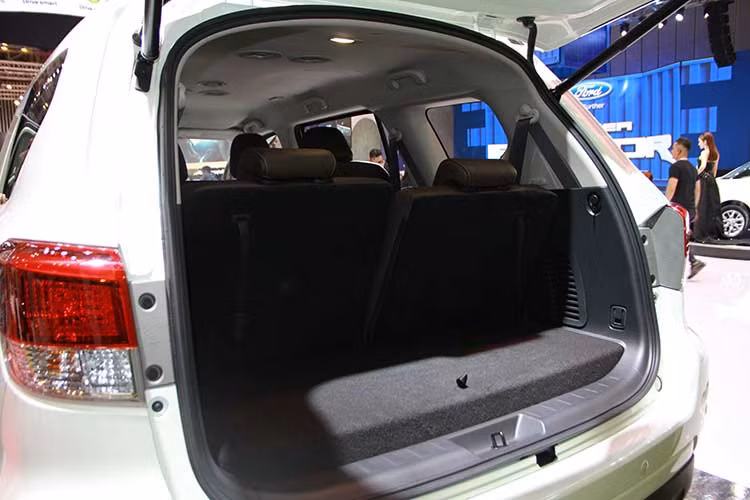 Đặc biệt, Nissan Terra là chiếc SUV đầu tiên trong phân khúc có tính năng Gương chiếu hậu thông minh (SRVM) cho phép các trình điều khiển không bị cản trở tầm nhìn từ camera được gắn ở phía sau. Terra còn có hệ thống khóa dẫn động 4WD-DIFF, Hỗ trợ khởi hành ngang dốc HAS, Kiểm soát đổ đèo HDC…