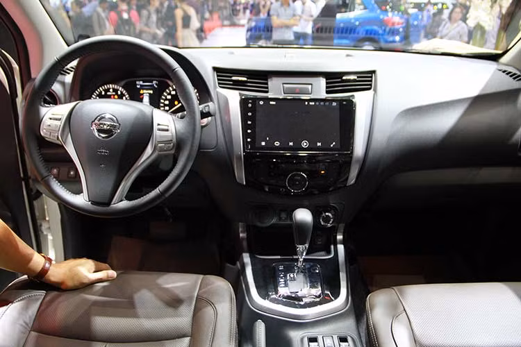 Bên trong Nissan Terra phiên bản mới xuất hiện của vô lăng 3 chấu đa chức năng, cửa gió điều hòa, mặt táp-lô được thiết kế công thái học và cụm điều khiển trung tâm đều được bê nguyên từ Navara sang Nissan Terra 2018. Khác với xe từng ra mắt tại Trung Quốc chỉ đi kèm nội thất 5 chỗ, Nissan Terra 2018 tại Việt Nam có 7 chỗ ngồi.