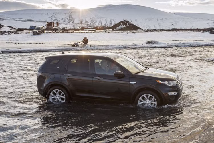 Trong khi đó tại Việt Nam, chiếc Land Rover Discovery Sport này có giá từ 2,8 đến 3,6 tỷ đồng tùy phiên bản. Khác với những khẳng định chắc nịch từ nhà sản xuất, 2/5 mẫu Dicovery Sport máy dầu thường gặp những lỗi trên thân xe và nội thất ngay trong năm đầu sử dụng. 