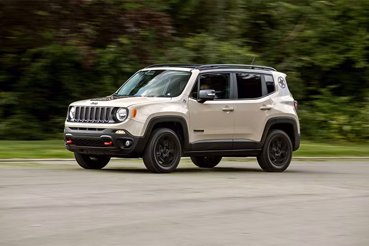 Thương hiệu Jeep từng giới thiệu Renegade là mẫu SUV có khả năng vượt qua mọi điều kiện địa hình. Để sở hữu được chiếc xe này, người dùng phải chi số tiền 18.500 bảng Anh (tương đương 564 triệu đồng).
