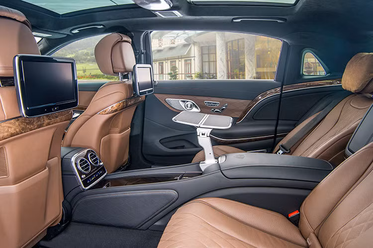 Đàn anh Mercedes-Maybach S 500 nhỉnh hơn so với S400. Mẫu xe này được Mercedes-Benz trang bị cho động cơ V8 tăng áp kép dung tích 4.6 lít, công suất cực đại 455 mã lực và mô-men xoắn cực đại 700 Nm cùng khả năng tăng tốc 0-100 km/h trong 5 giây.
