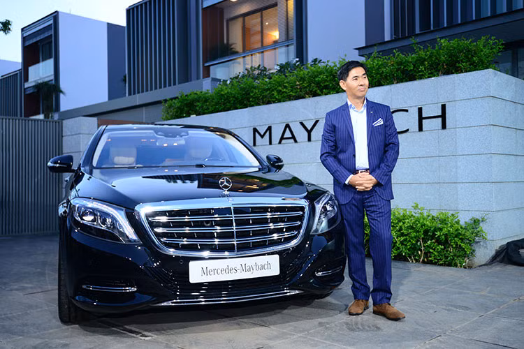 Lưới tản nhiệt, cản trước, cản sau với các nan kép cùng cột B mạ chrome thể hiện sự uy nghi. Sự khác biệt duy nhất ở ngoại thất chính là thiết kế mâm xe, với loại 19 inch đa chấu đơn trên Mercedes-Maybach S 400 4MATIC, loại 20 inch đa chấu kép cách điệu trên Maybach S 500.