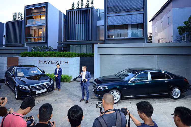 Bằng việc bổ sung 2 mẫu xe hoàn toàn mới, thương hiệu Mercedes-Maybach đã có đầy đủ bộ sưu tập tại thị trường ôtô Việt Nam. So với Mercedes-Maybach S 600 từng ra mắt, hai phiên bản sản phẩm mới gần như không có sự khác biệt nào đáng kể về mặt tiện nghi nhưng sở hữu mức giá rẻ hơn rất nhiều.