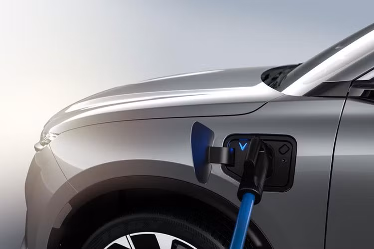 Ngoài ra, xe còn có hệ thống cảm biến hiệu suất cao gồm cảm biến LiDAR, 14 camera có khả năng phát hiện vật thể cách xa tới 687 mm, 19 cảm biến 360 độ cho phép cảnh báo và xử lý ở tốc độ cao trên 100 km/h.
