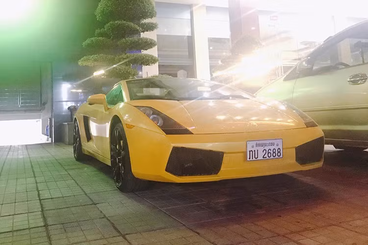 Mới đây chiếc siêu xe Lamborghini Gallardo màu vàng rực mang biển Lào bị bắt gặp tại khu kinh tế cửa khẩu quốc tế Cầu Treo, Hà Tĩnh đã khiến không ít giới mê xe theo dõi. Sau hơn 5 ngày đặt chân vào Việt Nam, "siêu bò" này mới bị bắt gặp lăn bánh tại thành Vinh, tỉnh Nghệ An.