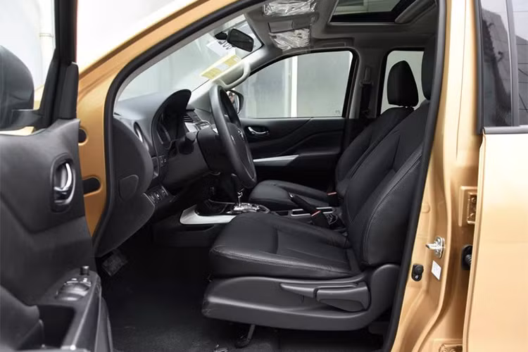 Cách bố trí nội thất của Nissan Terra 2018 tương đối giống với Navara. Đáng chú ý trên mẫu xe này, hàng ghế sau có thể gập phẳng xuống sàn, giúp tăng thể tích khoang hành lý đồng thời giúp việc chất/dỡ đồ trở nên dễ dàng và tiện dụng hơn so với các đối thủ cùng phân khúc.
