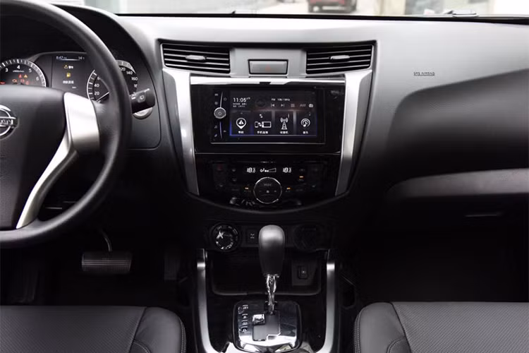 Ở các bản trang bị cao cấp, Nissan Terra 2018 sẽ đi kèm hệ thống thông tin giải trí với màn hình cảm ứng và điều hòa không khí tự động 2 vùng. Trong khi đó, những bản thấp hơn sẽ chỉ được trang bị dàn âm thanh 2 DIN. Thêm vào đó là màn hình LCD nằm giữa bảng đồng hồ, cung cấp nhiều thông tin cần thiết cho người lái.