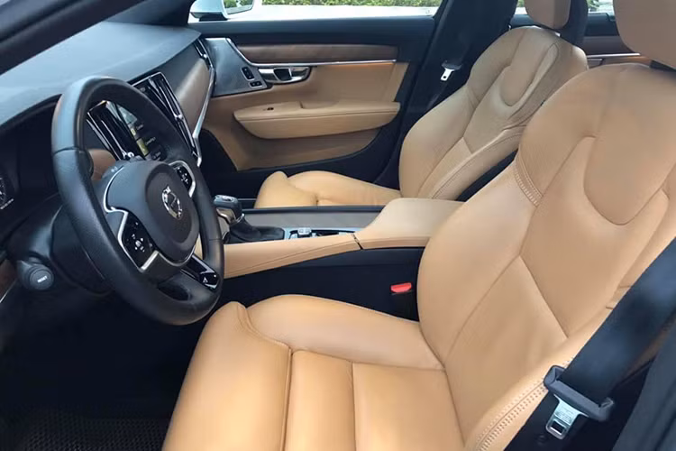 Thương hiệu xe ôtô Volvo nổi tiếng với các công nghệ an toàn đỉnh cao và S90 cũng không phải là ngoại lệ. Chiếc sedan hạng trung cao cấp này được trang bị hệ thống lái bán tự động Pilot Assist, IntelliSafe Assist, hệ thống cảnh báo khoảng cách với xe phía trước, tự động giữ ga có khả năng điều chỉnh tốc độ, hệ thống phanh tự động...