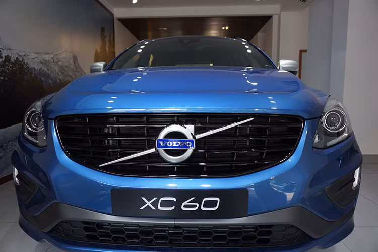 Về mặt thiết kế, phiên bản R-Design của XC60 nổi bật với cụm lưới tản nhiệt dạng nan ngang bo tròn các góc thay vì kiểu nan dọc như phiên bản Momentum và Inscription. Logo thương hiệu Volvo vẫn được đặt chéo trên lưới tản nhiệt tương tự những mẫu xe khác trong gia đình của Hãng xe Thụy Điển. Cụm đèn pha có khả năng điều chỉnh góc chiếu tự động, đèn sương mù dạng LED.