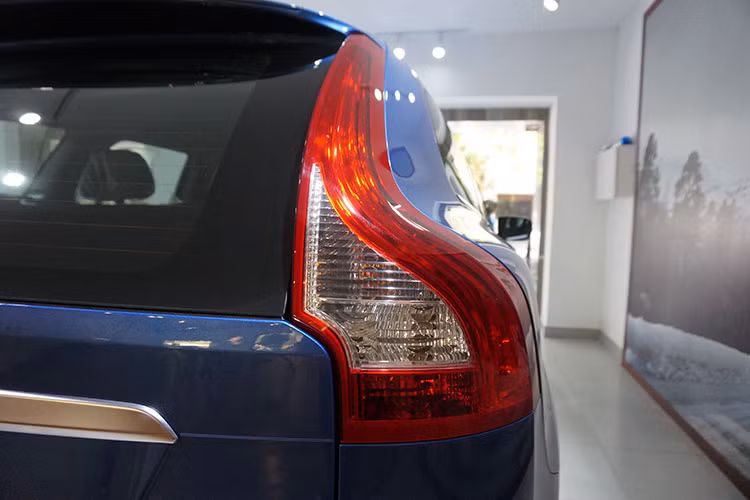 Gương chiếu hậu của xe được Volvo thiết kế chỉnh/gập điện, ốp kim loại màu bạc tích hợp đèn LED báo rẽ. Phiên bản thể thao R-Design vừa được nhập về Việt Nam còn có thêm một số chi tiết đóng logo này, chẳng hạn như bậc lên xuống ở bậu cửa hay vô-lăng 3 chấu...