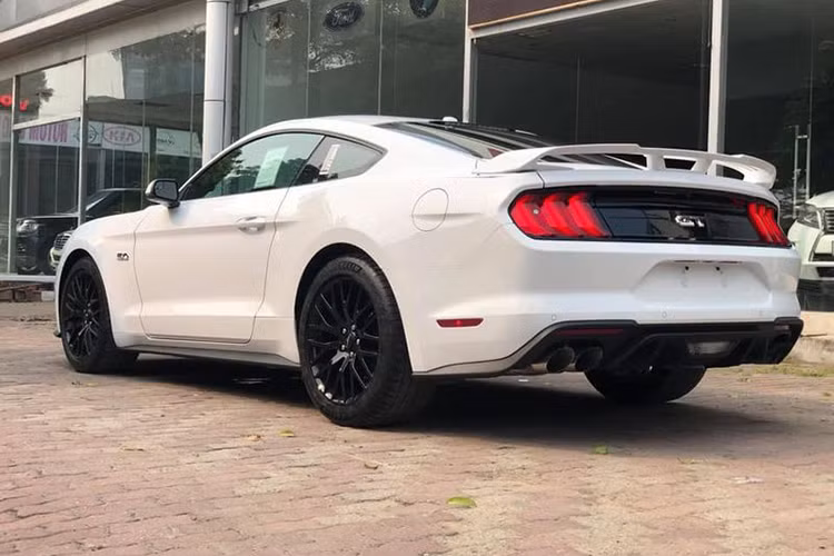 Hiện tại, những chiếc Mustang thế hệ thứ 6 đặc biệt được ưa chuộng tại Việt Nam. Bước sang thế hệ nâng cấp đời mới, mẫu xe thể thao đến từ Mỹ đã xuất hiện khá nhiều bởi các nhà nhập khẩu tư nhân nhưng chủ yếu vẫn là những phiên bản 2.3 EcoBoost.