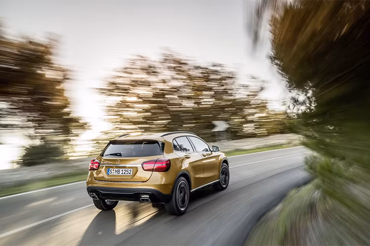 Trong khi đó, mẫu xe Mercedes GLA 2018 xịn được trang bị khối động cơ mạnh mẽ 211 mã lực, 350 Nm từ 1.200 vòng/phút trên GLA 250 4MATIC có khả năng giúp nó tăng tốc từ 0 – 100 km/h chỉ trong 6,6 giây. Xe được trang bị hệ thống cân bằng điện tử ESP tích hợp tính năng hỗ trợ vào cua Curve Dynamic Assist.