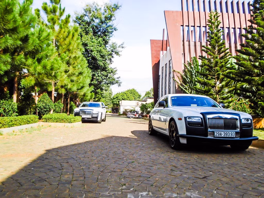 Tại Việt Nam hiện có trên 100 chiếc Rolls-Royce, trong đó chiếm số lượng lớn là hai dòng Phantom và Ghost. Dòng xe này được các đại gia ưa chuộng bởi thiết kế hiện đại, kích thước vừa phải, không quá phô trương như Phantom.