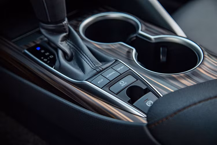 Giải thích về việc không đưa phiên bản Camry Hybrid về Việt Nam, Tổng giám đốc Toyota Việt Nam, ông Toru Kinoshita chia sẻ, việc không có nhiều ưu đãi cho dòng xe hybrid khiến giá của mẫu xe này nếu mang về Việt Nam sẽ cao hơn (khoảng 200 triệu đồng) so với bản cao cấp nhất, và sẽ khó khăn để tới tay khách hàng. 