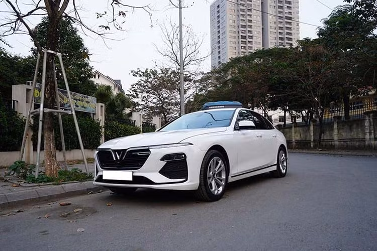 Với mức giá khá cao này, Lux A2.0 tiếp tục cạnh tranh với các dòng sedan như Toyota Camry (1,029 đến 1,235 tỷ), Honda Accord (1,319 đến 1,329 tỷ) hay Mercedes C180 chuẩn bị ra mắt với giá dự kiến hơn 1,3 tỷ đồng tại thị trường Việt Nam.