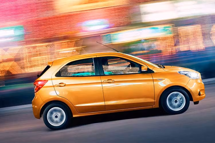 Ford Figo 2018 mới được thừa hưởng thiết kế lưới tản nhiệt của Ford Fiesta thế hệ mới, đèn pha mới, các hốc hút khí phía trước được thiết kế lại cùng cản trước thể thao hơn. Dải LED chiếu sáng ban ngày được viền phía trên cụm đèn sương mù cũng khá tinh tế. Phía sau, mẫu xe hạng A của Ford cũng được mong đợi sẽ có những cách tân ở cụm đèn hậu.