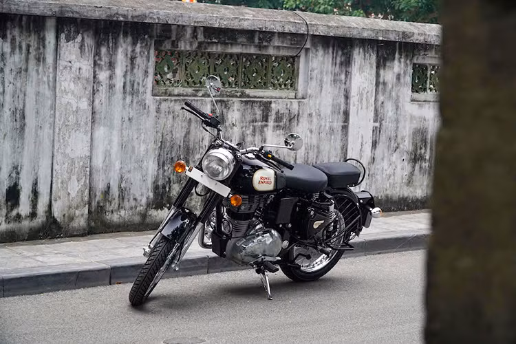 Được thành lập vào năm 1893, hãng xe Anh Quốc Royal Enfield là một trong những thương hiệu môtô lâu đời nhất Thế giới. Đồng thời, dòng xe môtô Royal Enfield Classic của hãng cũng là mẫu môtô được sản xuất lâu đời nhất với hàng loạt các phiên bản ra đời trong hàng chục năm qua.