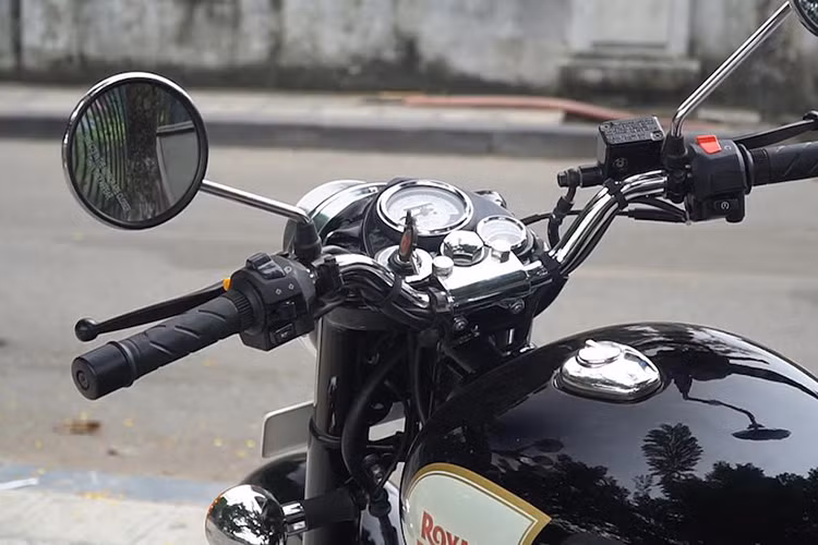 Royal Enfield Classic 350 kế thừa gần hết chất thiết kế lãng tử của thương hiệu môtô Anh quốc từng làm nên tên tuổi, đó là những chi tiết mang phong cách vintage của những năm thập niên 1950 được retro từ dòng xe huyền thoại Bullet, dòng xe có vòng đời dài nhất trên thế giới.