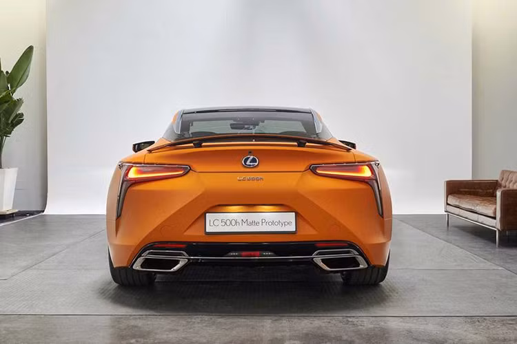 Không chỉ mang phong cách thiết kế mới nhất của thương hiệu xe sang Lexus, mẫu Lexus LC500h phiên bản mới này còn sở hữu nhiều đặc điểm gợi nhớ về dòng siêu xe LFA trước đây. Tuy nhiên không giống như LFA, LC là một mẫu xe coupe GT sang trọng thay vì hướng tới tốc độ.