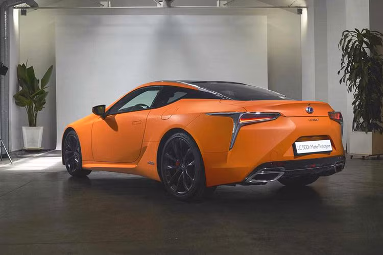 Mặc khác, theo một vài nguồn tin, rất có thể dòng sản phẩm coupe cao cấp của Lexus sẽ có một bất ngờ gì đó trong năm nay, chẳng hạn như một biến thể Lexus LC F mạnh mẽ hoặc mui trần đầy quyến rũ.
