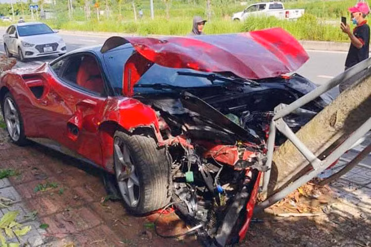 Chu xe Volvo “ngai” den dai ly chinh hang sau tai nan Ferrari 488 GTB