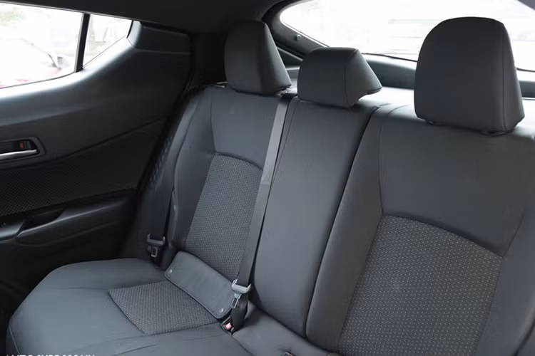 Toyota cũng sẽ cung cấp 3 tùy chọn màu nội thất cho CH-R là xám đậm, đen/xanh và đen/nâu. Các trang bị tiêu chuẩn của xe gồm ghế có sưởi, hệ thống hỗ trợ đỗ xe S-IPA cùng dàn âm thanh cao cấp JBL với 8 kênh, âm-li 576W và 9 loa. Gói các trang bị an toàn Toyota Safety Sense gồm hệ thống cảnh báo va chạm, cảnh báo chuyển làn, đèn pha tự động...