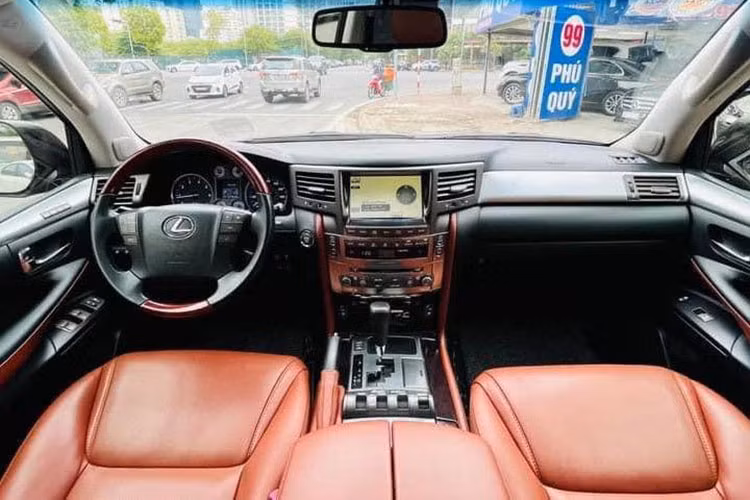 Nội thất chiếc LX570 đời 2010 này cũng được thiết kế to hơn phù hợp với tỉ lệ của thân xe. Vô-lăng bốn chấu, bán kính lớn, thích hợp với việc điều khiển trên những con đường việt dã. Bảng đồng hồ điện tử vẫn dựa trên thiết kế hai vòng truyền thống, đồng hồ báo xăng, nhiệt độ nước, dầu máy và ắc quy đều được thể hiện đơn giản bằng bốn vòng đèn LED.