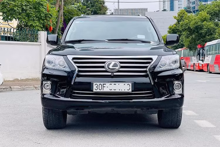 Đường nét thân xe được thiết kế lại, tinh tế và sang trọng, đầy cảm giác cơ bắp nhưng cũng không mất đi khí chất tao nhã của một mác xe hạng sang. Bộ đèn pha lớn không còn những đường nét vuông vắn mà được vuốt cong sắc cạnh, sử dụng đèn HID có độ chiếu sáng cao kết hợp với đèn chiếu gần có thấu kính hội tụ.